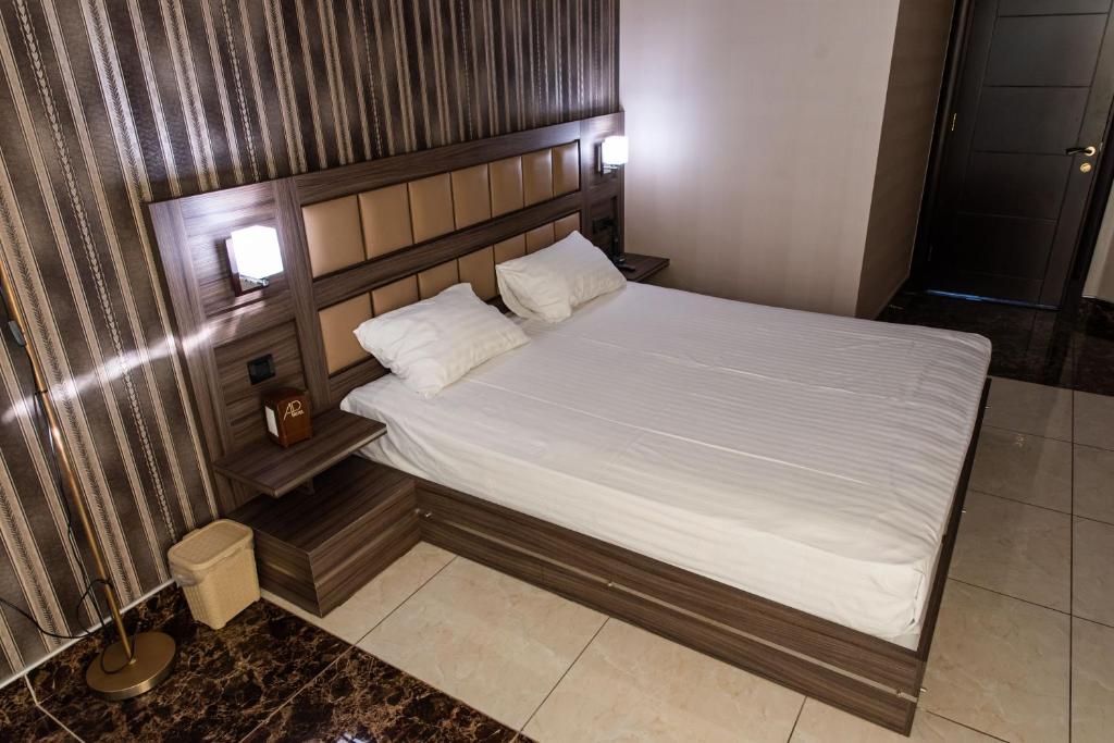 Postel nebo postele na pokoji v ubytování Avan Plaza Hotel