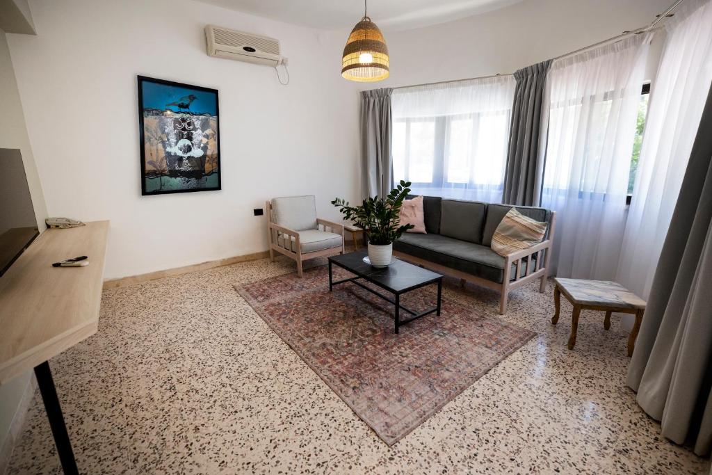 TV a/nebo společenská místnost v ubytování Julia's Hotel Suites