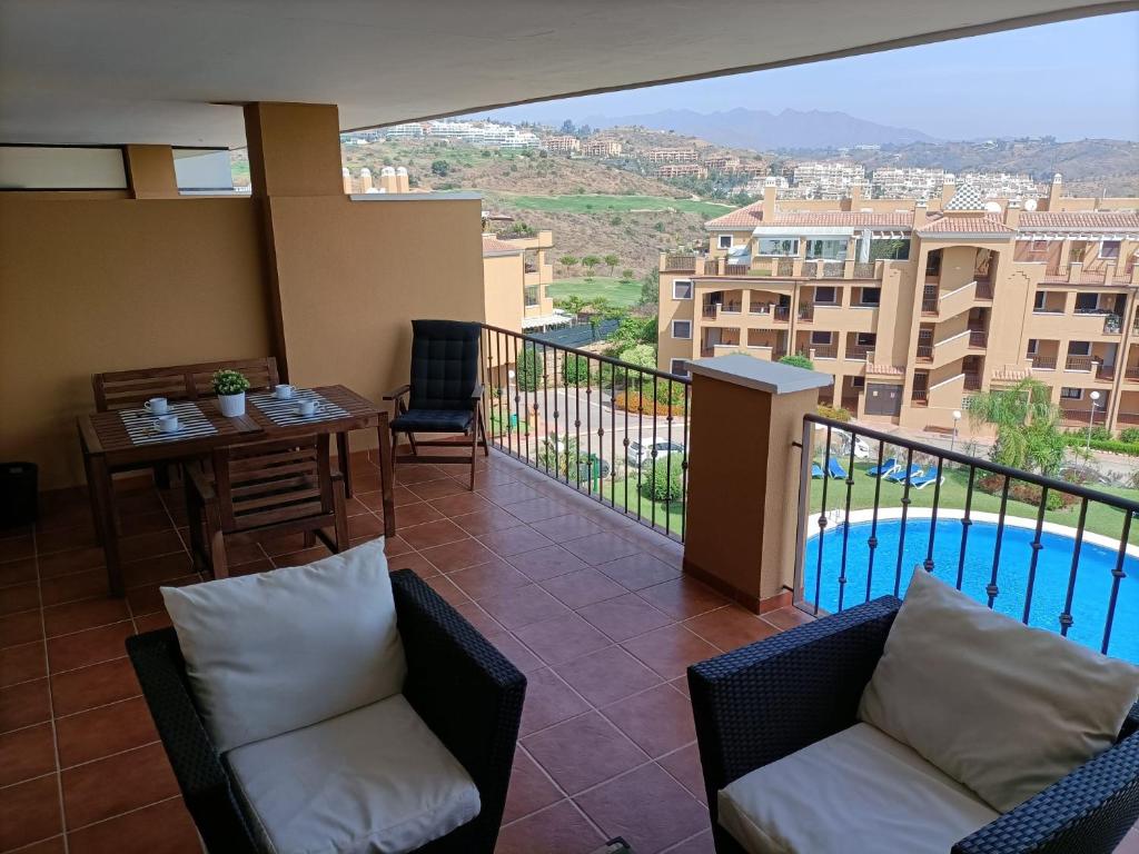 Bazén v ubytovaní Apartamento en Calanova Golf- Cala de Mijas alebo v jeho blízkosti