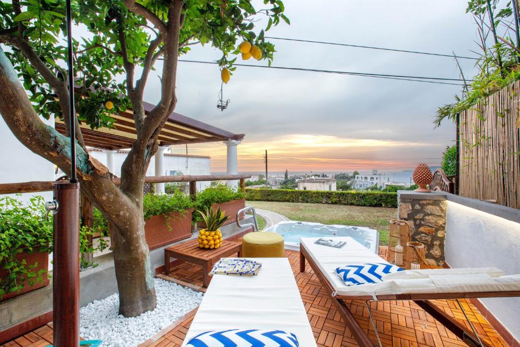 a backyard with a pool and a tree at Relais 2 Pini in Anacapri