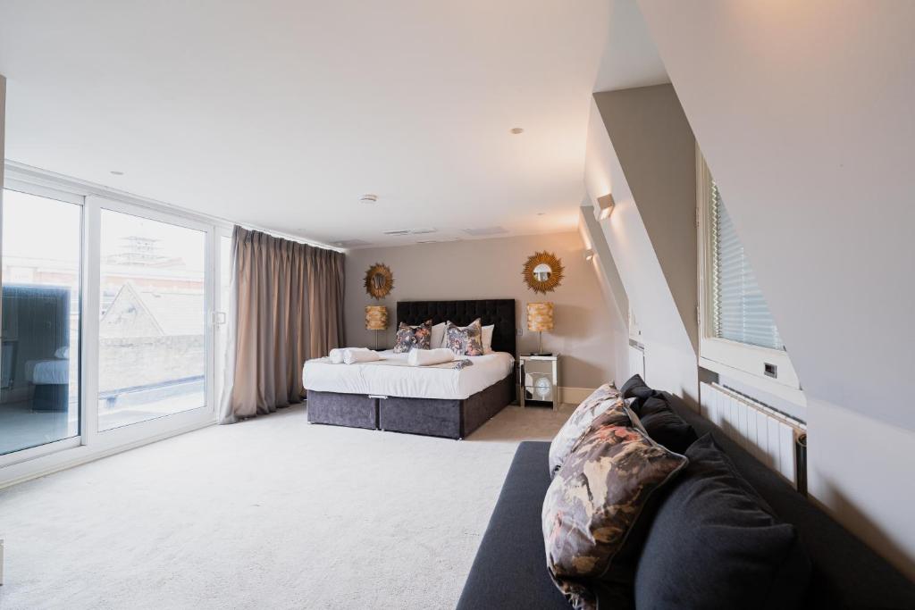 ein großes Schlafzimmer mit einem Bett und einem großen Fenster in der Unterkunft Marylebone Town House in London