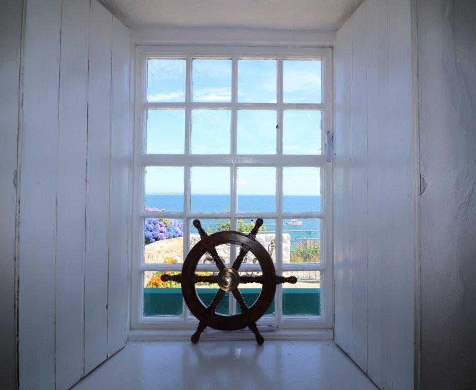 una finestra con una ruota davanti di Sea la Vie a Newcastle