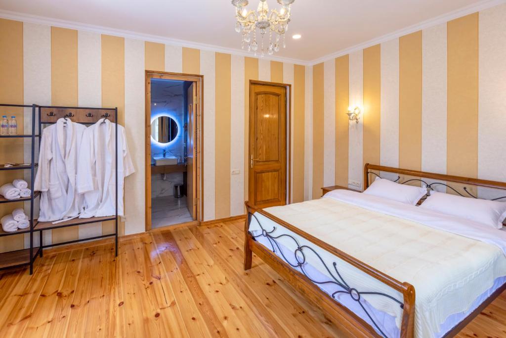 Postel nebo postele na pokoji v ubytování GRAF Kazbegi