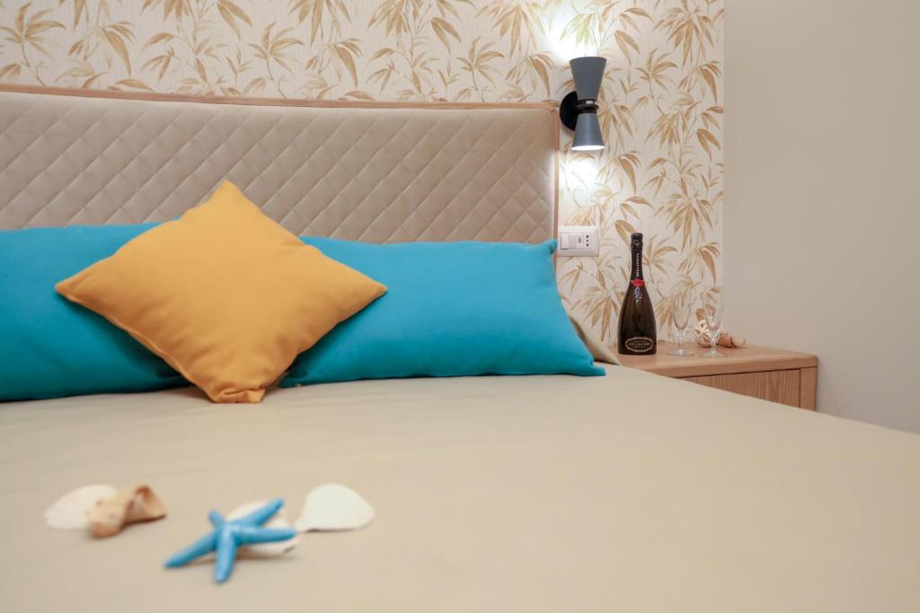 A bed or beds in a room at Don Francisco Rooms - TROPEA