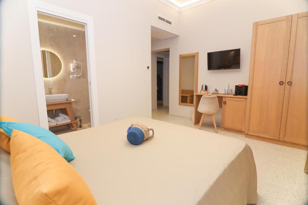 A television and/or entertainment centre at Don Francisco Rooms - TROPEA