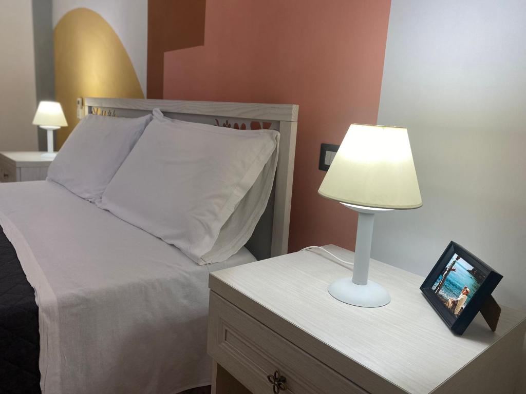 Voodi või voodid majutusasutuse Postino Rooms toas
