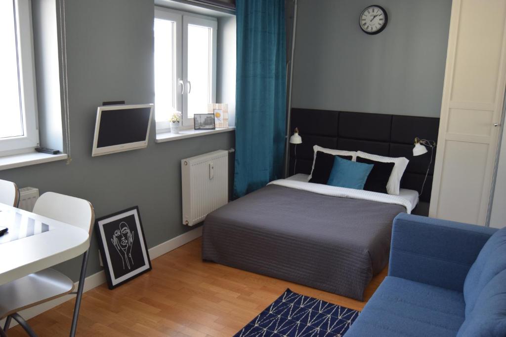1 dormitorio con cama, escritorio y silla en Be my Guest - Hoża Studio - PKiN super Centrum Metro Wi-Fi Breakfast en Varsovia
