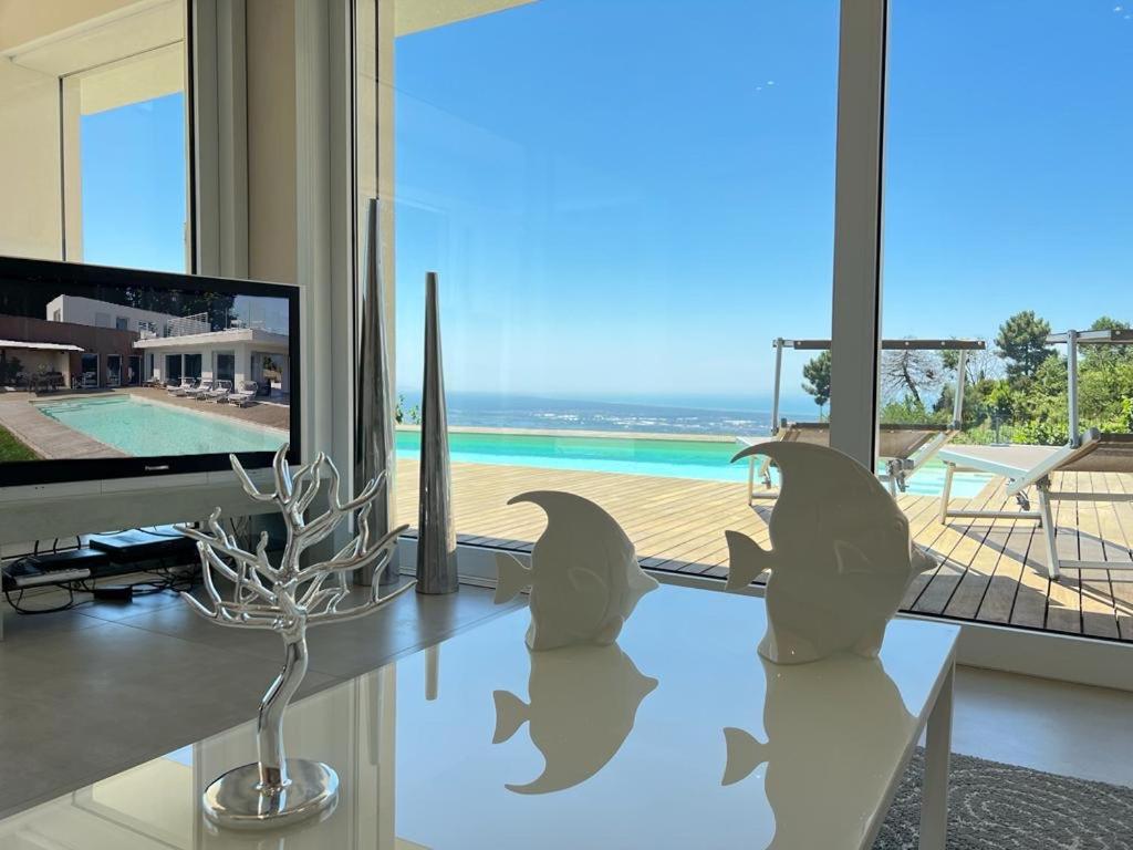 ein Wohnzimmer mit einem TV und Meerblick in der Unterkunft Villa Olympia Pool Sea View Mountains Lake Nature Sleeps 8 Air Conditioning Wi-Fi in Corsanico-Bargecchia