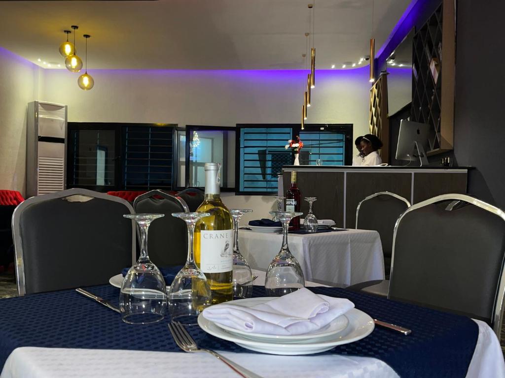 Restaurace v ubytování Hôtel Vendôme Douala