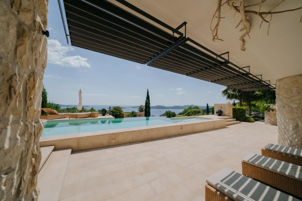 - Vistas al exterior de una casa con piscina en NINON Dubrovnik - Adults Only en Brsečine