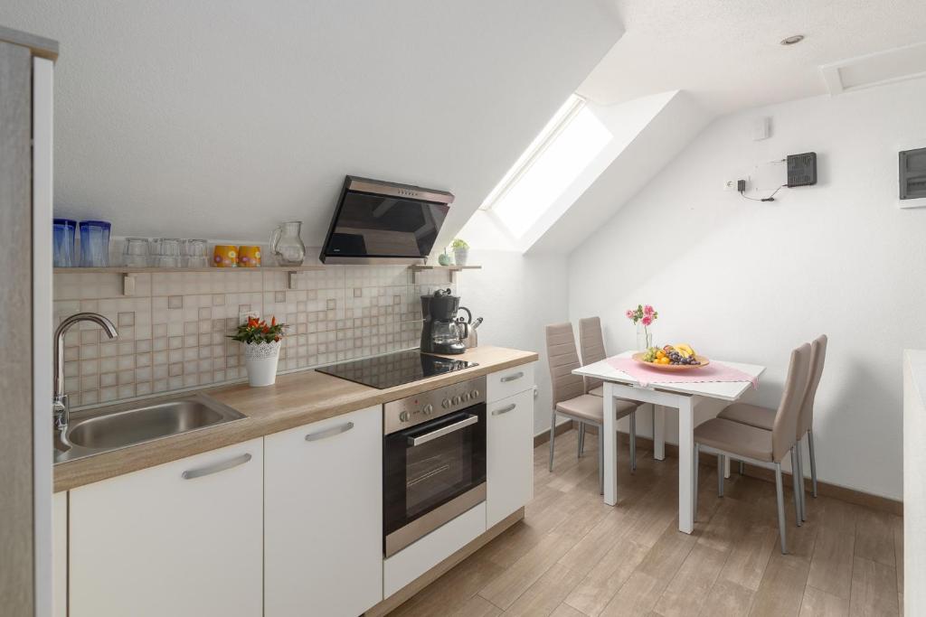 Kuchyň nebo kuchyňský kout v ubytování Apartments Fine Stay Slovenia