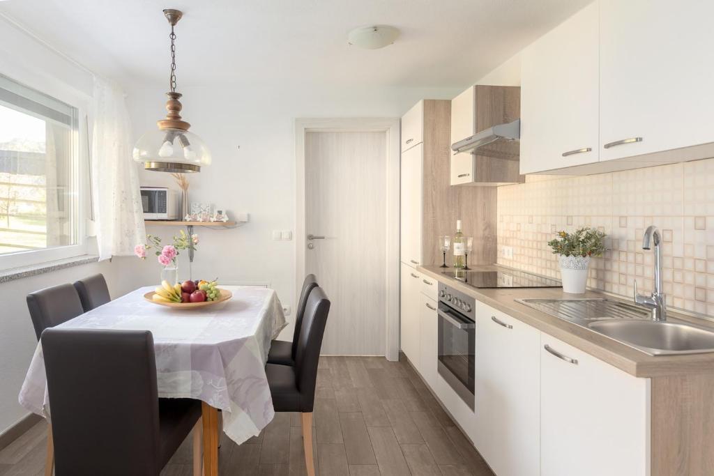 Kuchyň nebo kuchyňský kout v ubytování Apartments Fine Stay Slovenia