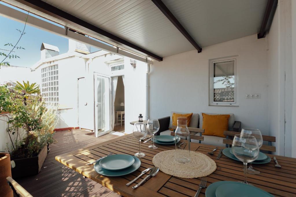 patio con tavolo e sedie su una terrazza di AlohaMundi Dúplex Alameda a Siviglia
