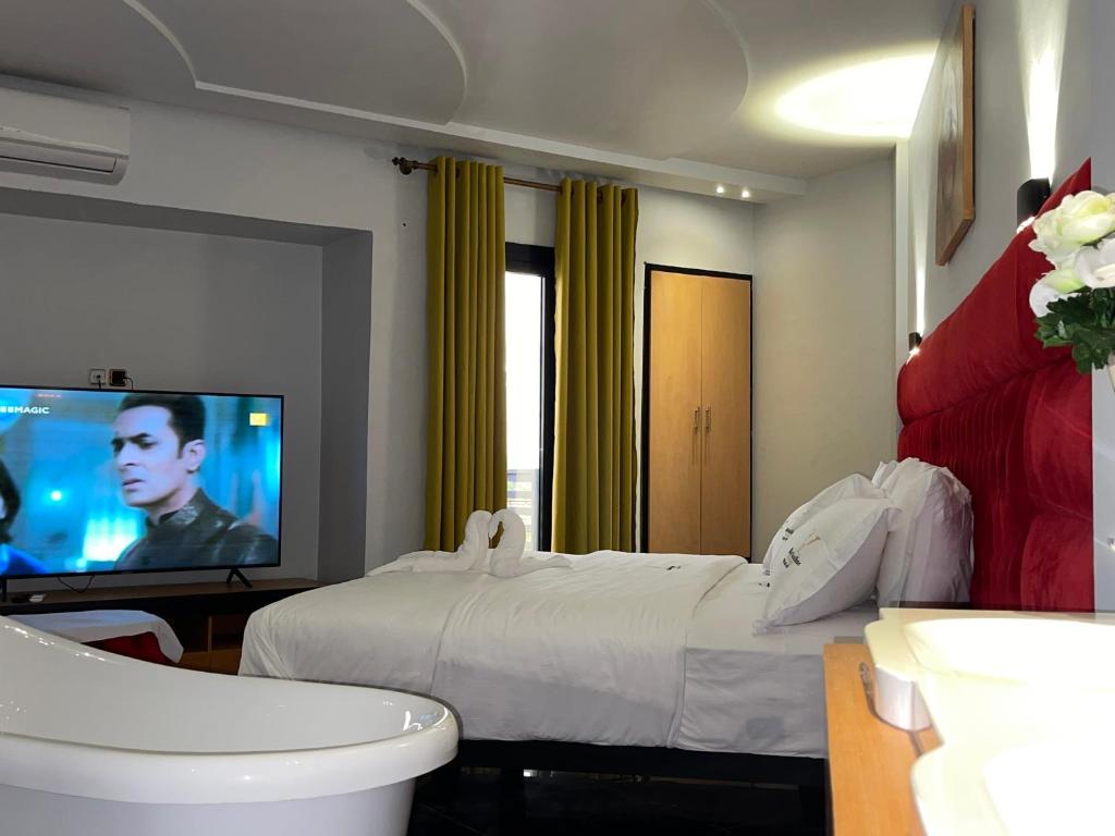 TV a/nebo společenská místnost v ubytování Hôtel Vendôme Douala