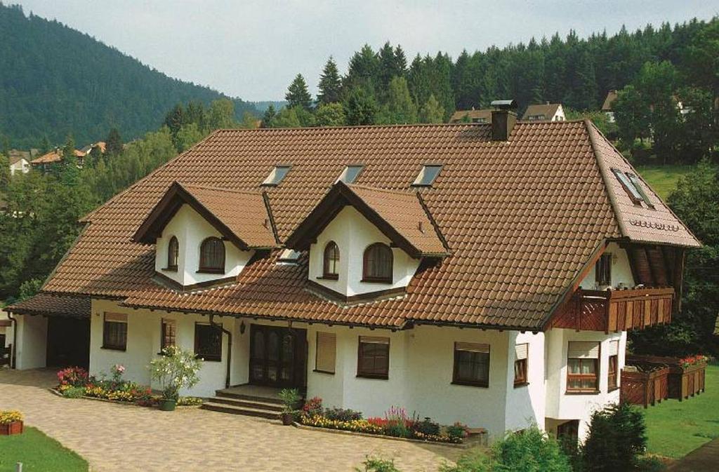 ein Haus mit einem gefliesten Dach darüber in der Unterkunft Ferienwohnung Bauer in Bad Herrenalb