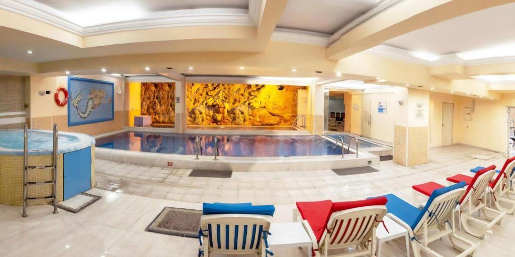 Bazén v ubytování Hotel Kırcı Termal & Spa nebo v jeho okolí