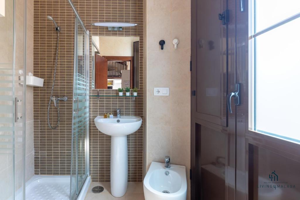 Koupelna v ubytování Living4Malaga La Dolce Vita Duplex