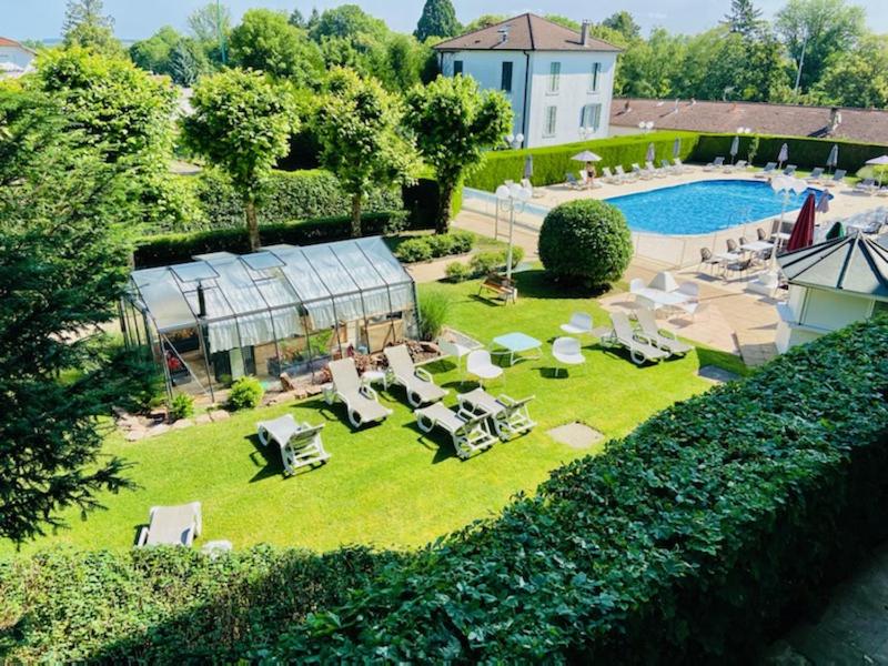Bazén v ubytování Hôtel Cosmos & Spa nebo v jeho okolí