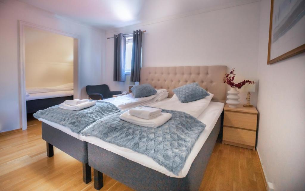 um quarto com duas camas com almofadas em Gardermoen Hotel Bed & Breakfast em Gardermoen