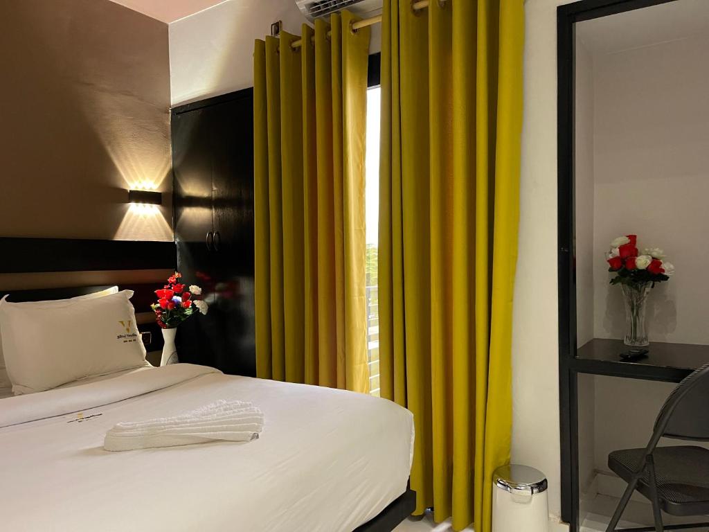 Postel nebo postele na pokoji v ubytování Hôtel Vendôme Douala