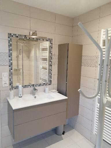 łazienka z umywalką i lustrem w obiekcie Villas Jabron Sisteron w mieście Sisteron