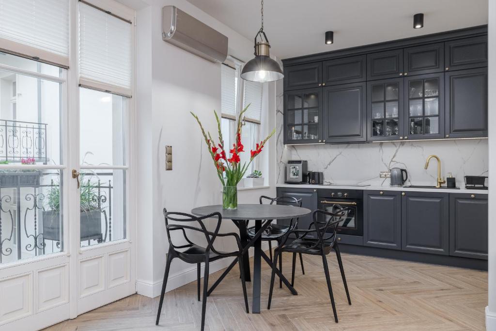 Kuchyňa alebo kuchynka v ubytovaní Apartament w centrum Krakowa 109