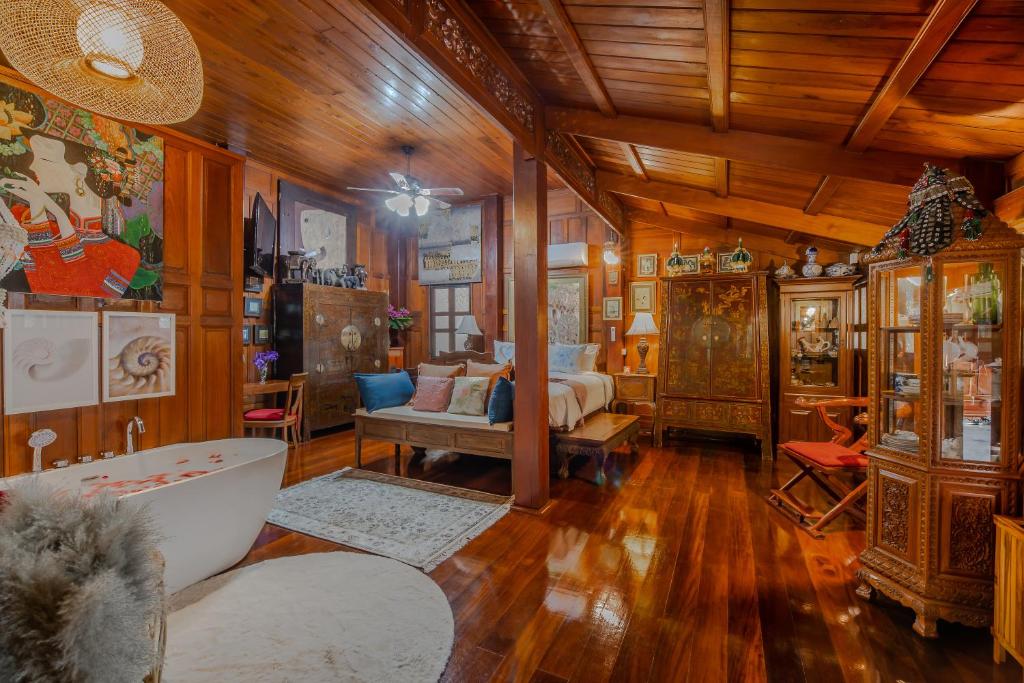 Posezení v ubytování Royal Thai Villa Phuket - SHA Extra Plus