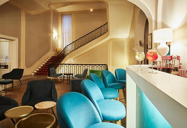 Posezení v ubytování Hôtel Cosmos & Spa