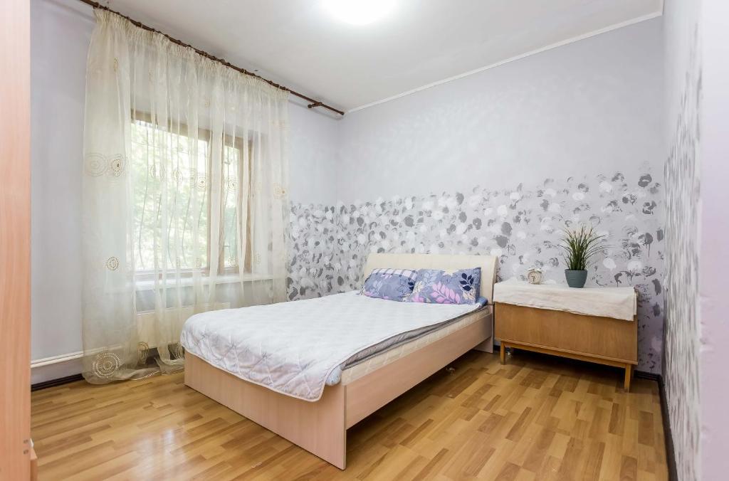 Een bed of bedden in een kamer bij Bayhouse - мкр. Жетысу-4, дом 10