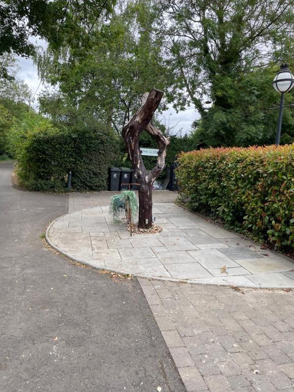 uma estátua de uma árvore no meio de um passeio em The Glen Guest House 1-bedroom guest house with free parking em Fyfield