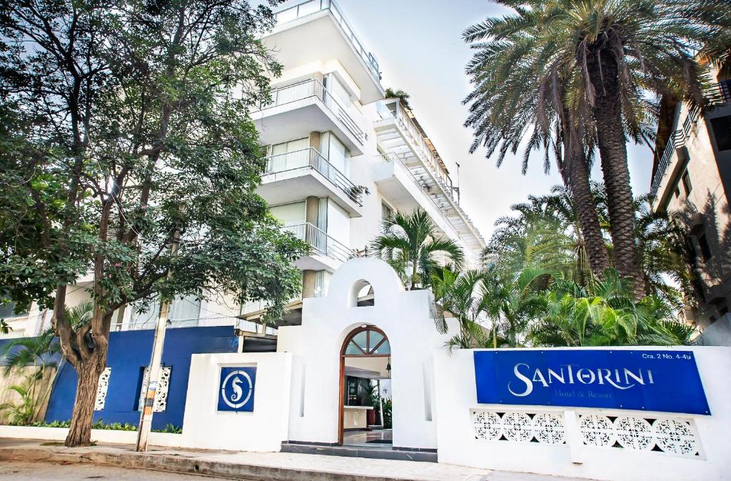 un edificio con un cartello di fronte di Hotel Santorini Resort a Santa Marta