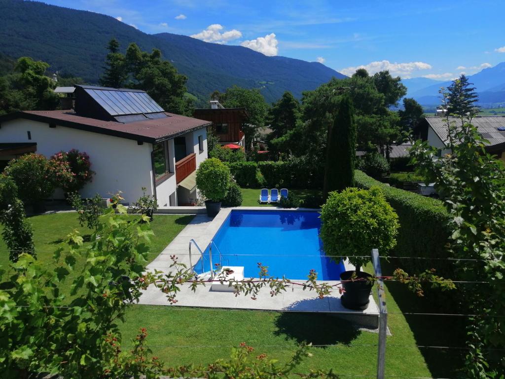 ein Haus mit einem Pool im Hof in der Unterkunft Haus Thomas in Telfs