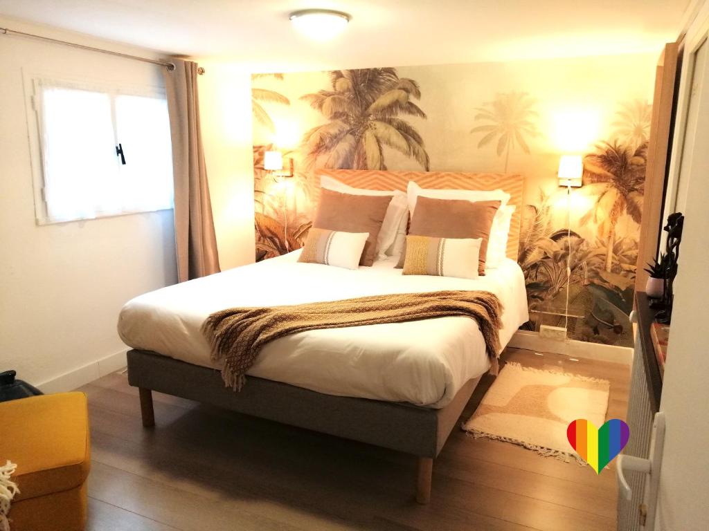 1 dormitorio con 1 cama con sábanas blancas y ventana en Villa Bayarde, en Figanières
