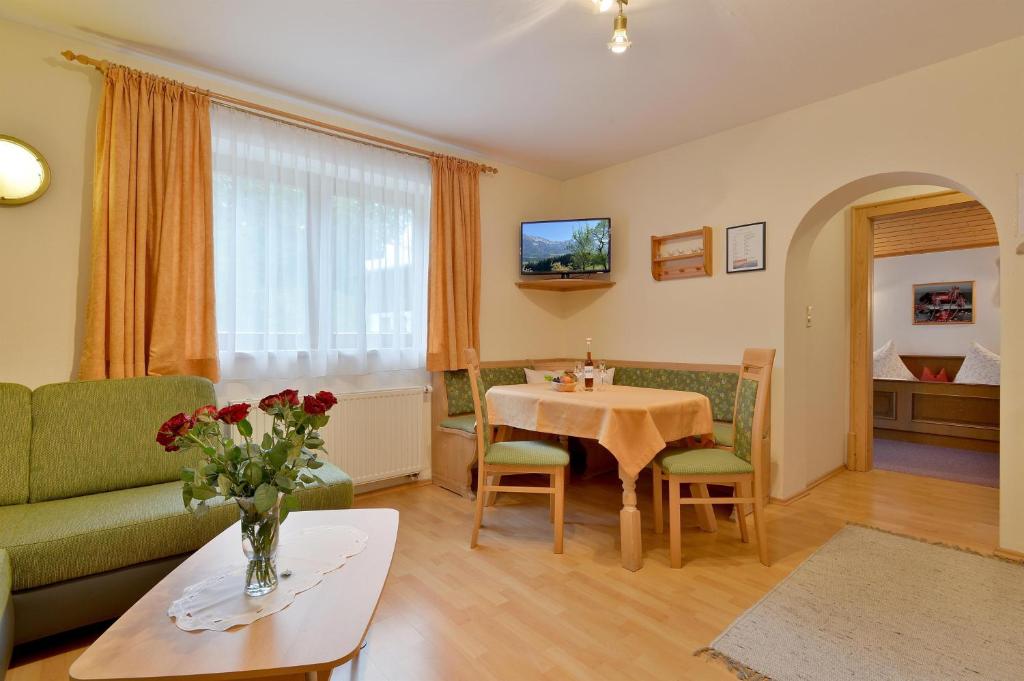 Televízia a/alebo spoločenská miestnosť v ubytovaní Landhaus Alpina