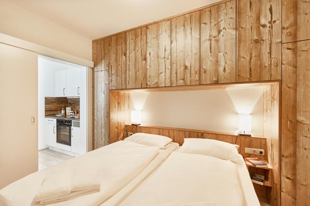 クックスハーフェンにあるHaus Pamir _ Fewo 23の木製の壁のベッドルーム1室(ベッド2台付)