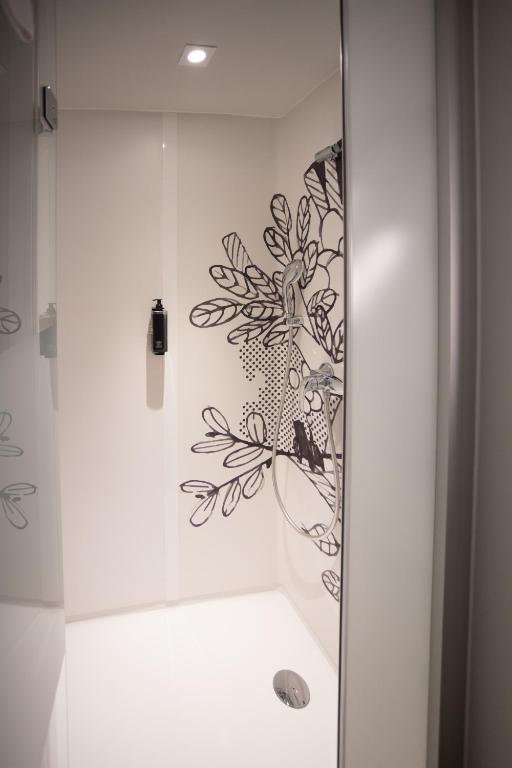 Vannituba majutusasutuses ibis budget Fribourg