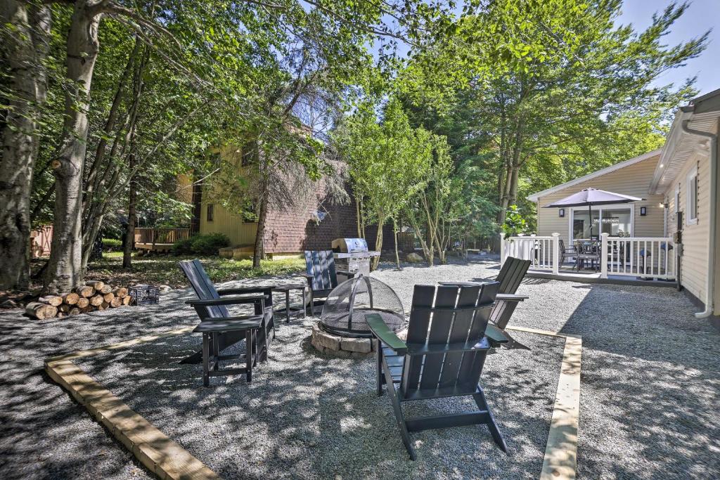 Κήπος έξω από το Fire Pit and Furnished Deck Serene Tobyhanna Escape