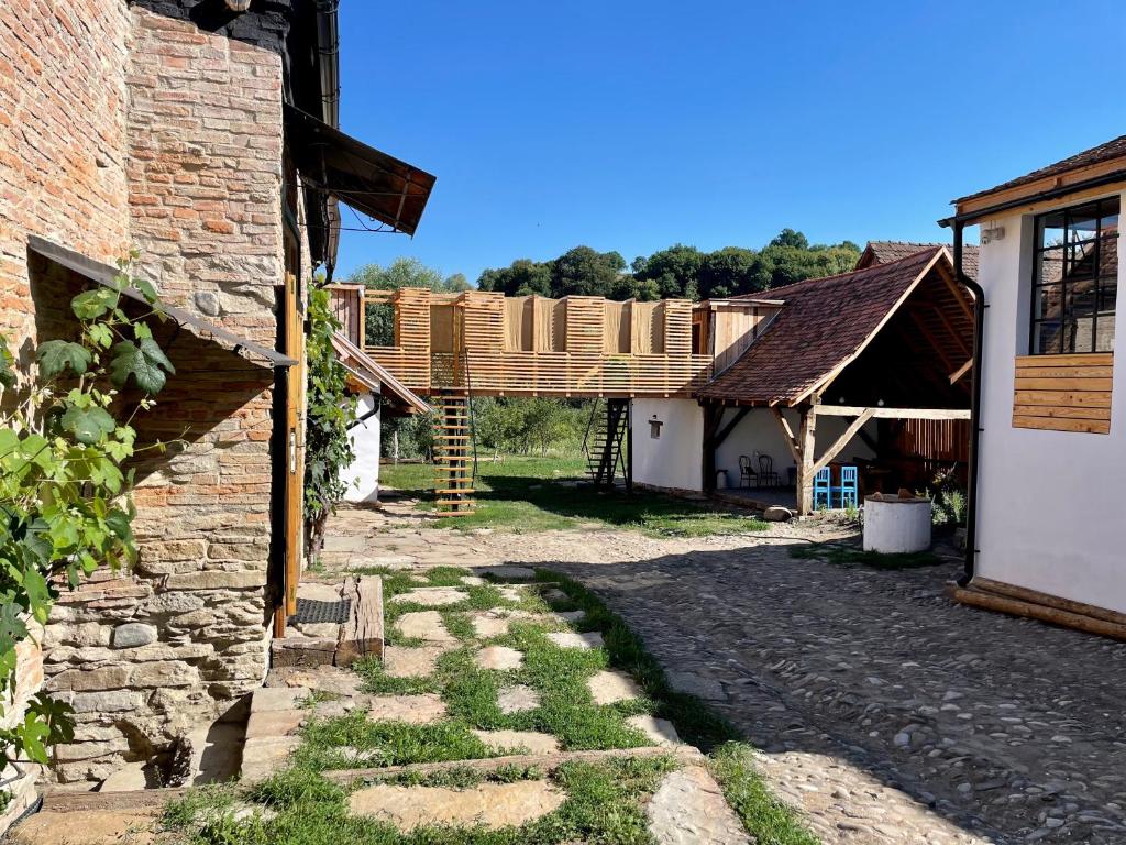 een stenen pad tussen twee gebouwen met een huis bij Critz Cross in Criţ