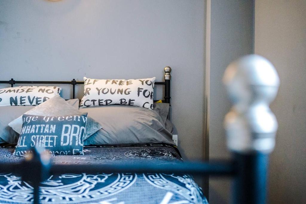 利物浦的住宿－Versace Inspired Apartment，一间卧室配有一张带枕头的床和一张婴儿床。