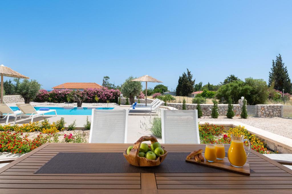 Bazén v ubytování Gennadi Harmony Suites - 200 m from the sea nebo v jeho okolí