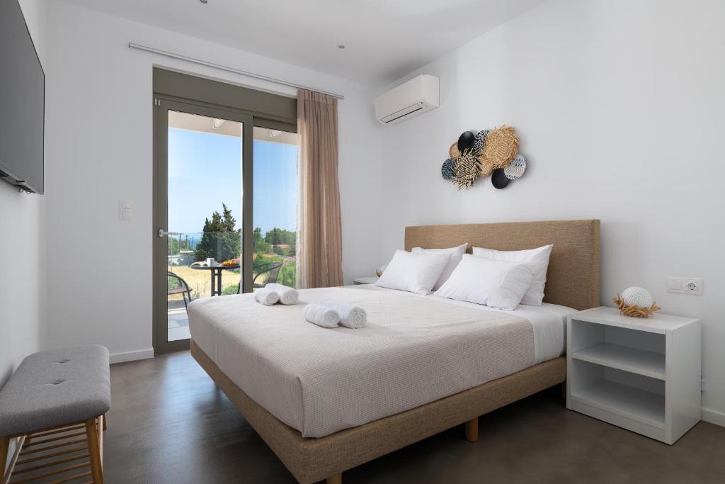 Postel nebo postele na pokoji v ubytování Gennadi Harmony Suites - 200 m from the sea