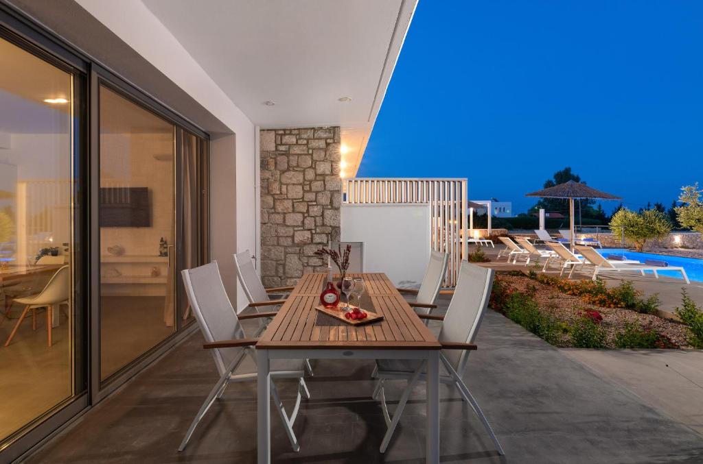 Bazén v ubytování Gennadi Harmony Suites - 200 m from the sea nebo v jeho okolí
