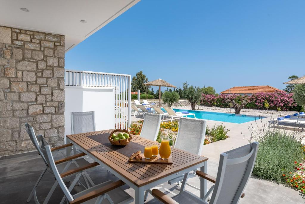Bazén v ubytování Gennadi Harmony Suites - 200 m from the sea nebo v jeho okolí