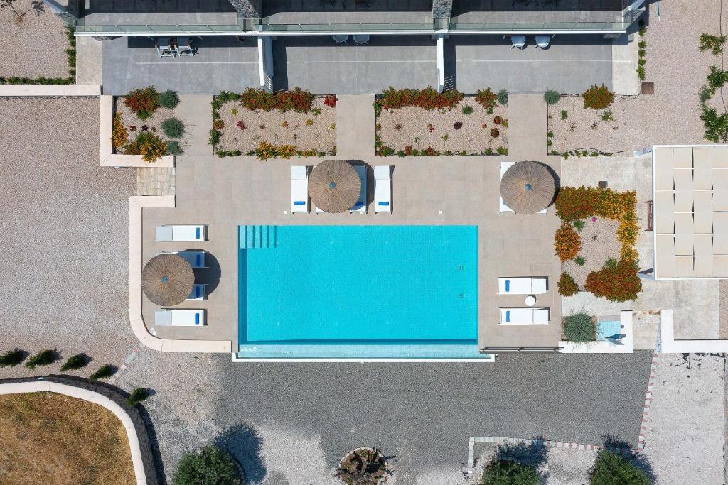 Bazén v ubytování Gennadi Harmony Suites - 200 m from the sea nebo v jeho okolí