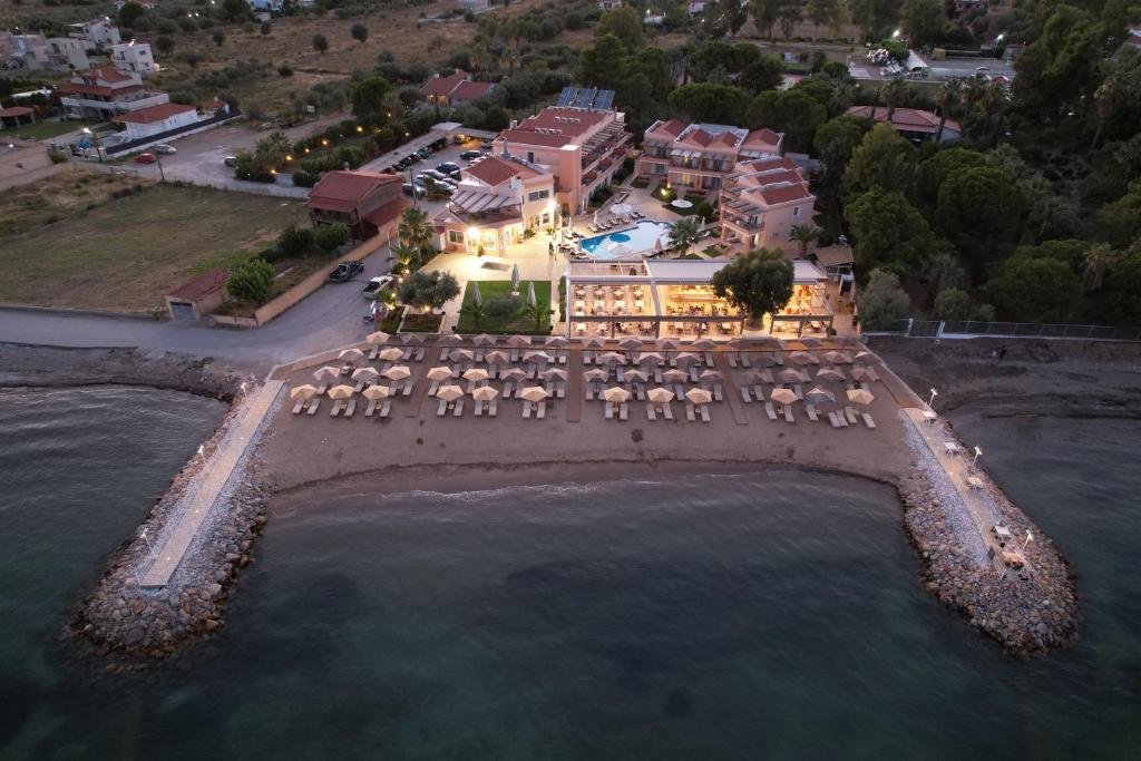 een luchtzicht op een resort op het water bij Avantis Suites Hotel in Eretria
