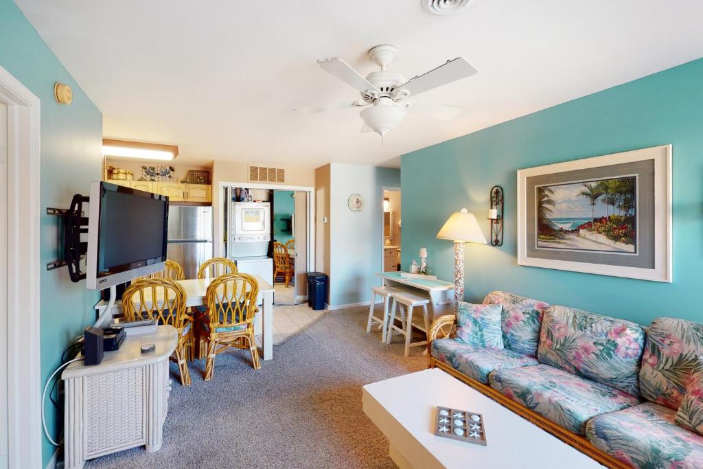 un salon avec un canapé et une table dans l'établissement Club Ocean Villa 2 33, à Ocean City
