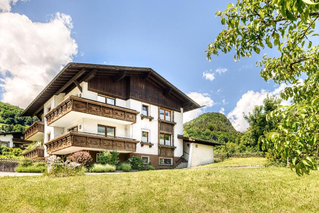 een huis met een houten dak op een groen veld bij Landhaus Maeser in Schruns