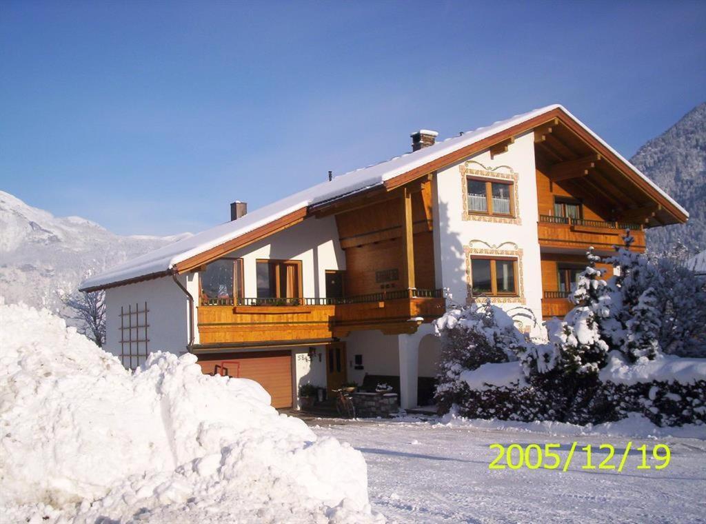dom z balkonem w śniegu w obiekcie Haus Hager w mieście Schlitters