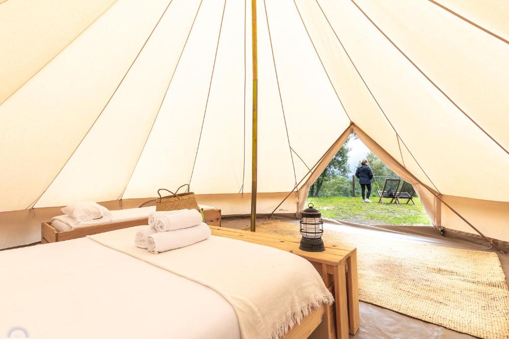 een kamer met 2 bedden in een tent bij Respira Glamping Montseny in Montseny