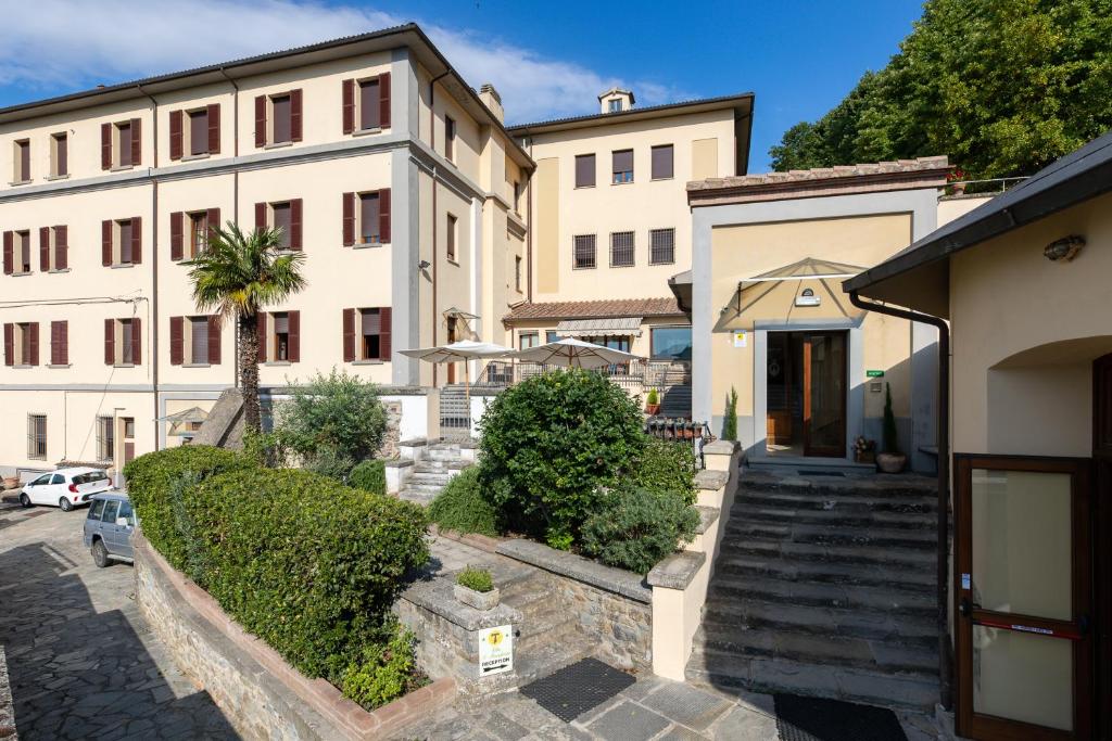 una escalera que conduce a un edificio de una ciudad en Villa Santa Margherita - B&B en Cortona